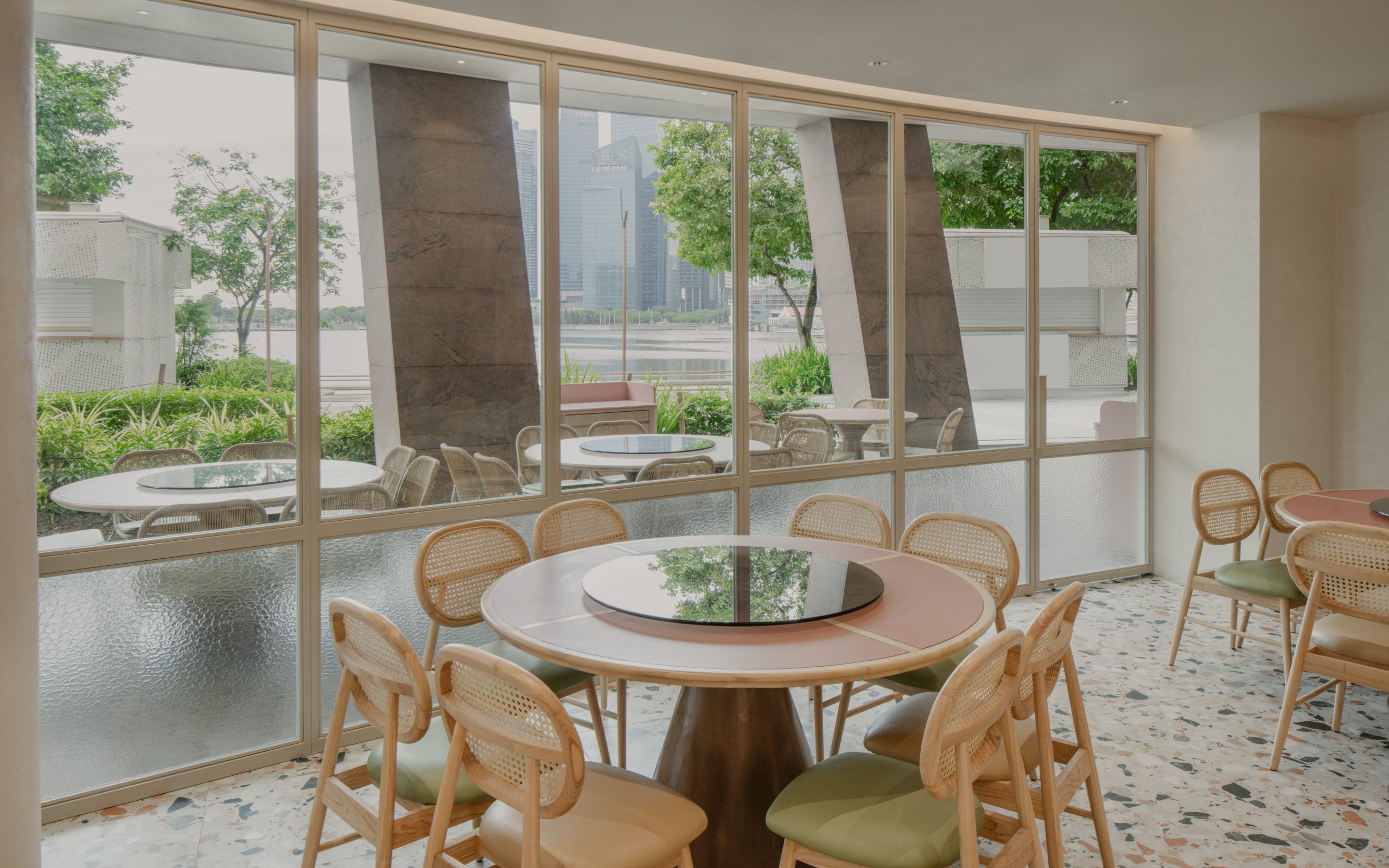 レストランのスタッフへバウチャーをご提示ください（画面提示可）